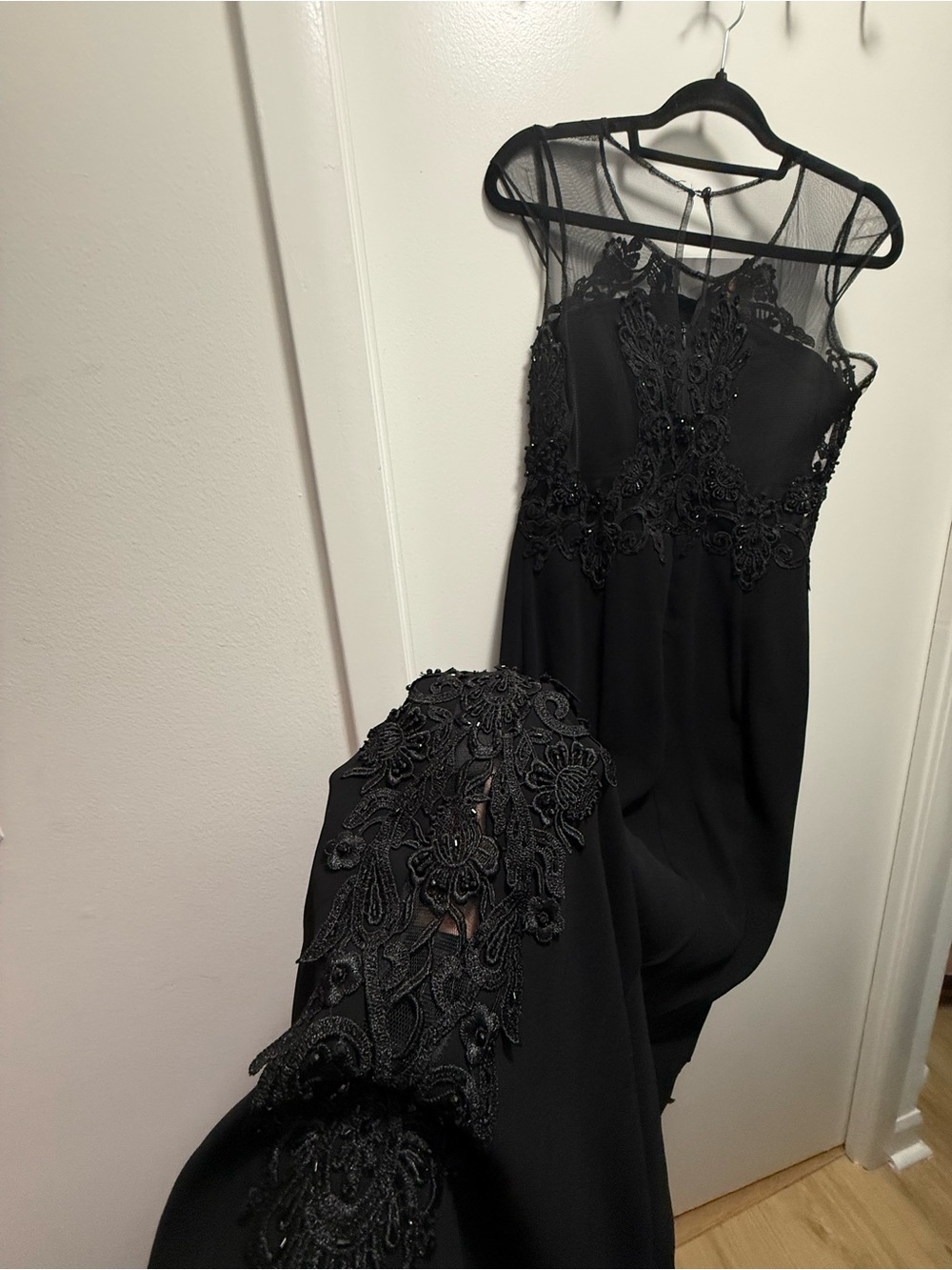 Elegant Black Formal Evening Gown with Lace Appliqué US M / L